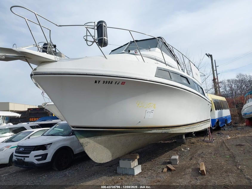 1987 CARVER 32' auction photo 2