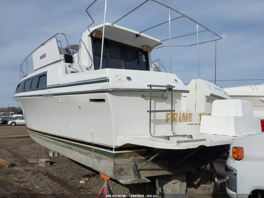 1987 CARVER 32' auction photo 3