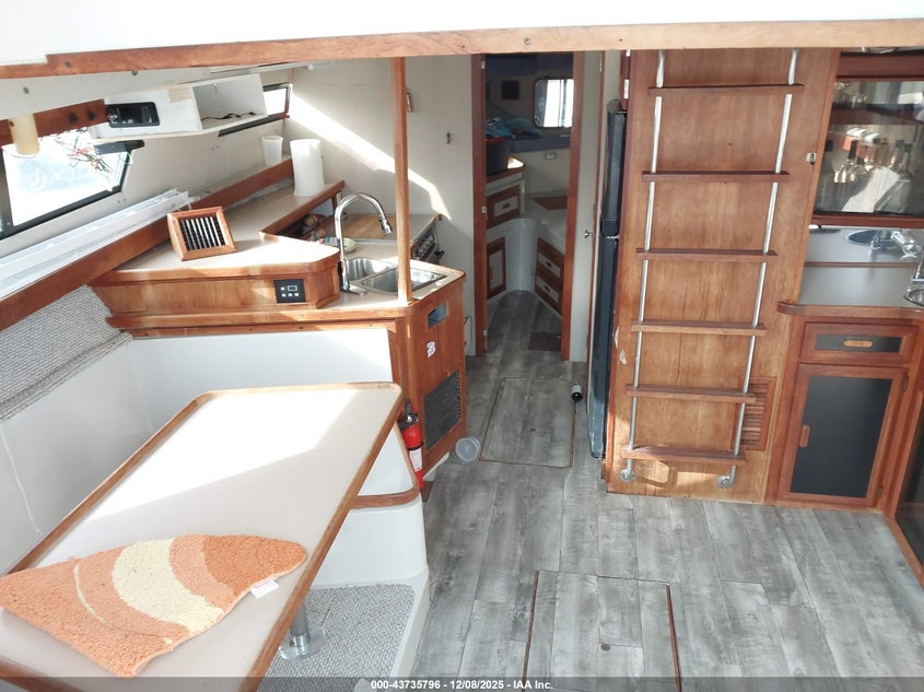 1987 CARVER 32' auction photo 5