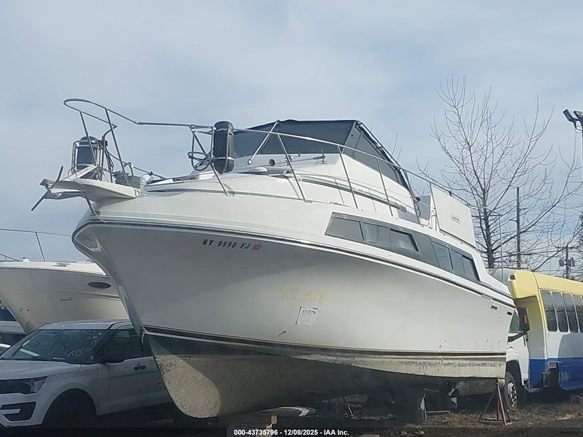 1987 CARVER 32' auction photo 6