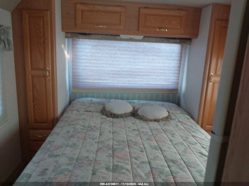 2000 Ford F550 Super Duty Stripped Chass VIN: 3FCLF53S2YJA07922 Lot: 43736511