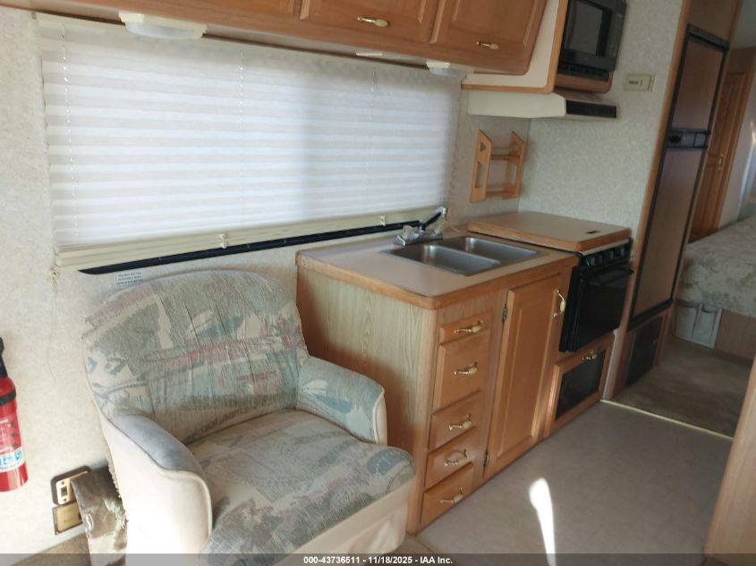 2000 Ford F550 Super Duty Stripped Chass VIN: 3FCLF53S2YJA07922 Lot: 43736511