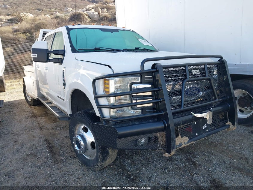 2018 FORD F-350 CHASSIS LARIAT