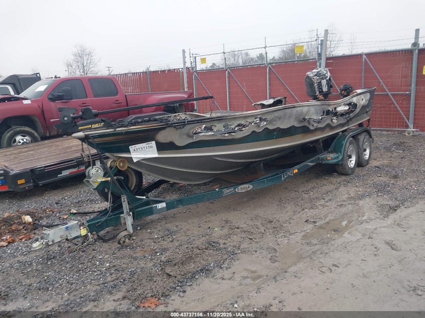 2003 LUND PRO V 205 BOAT AND TRAILER auction photo 2