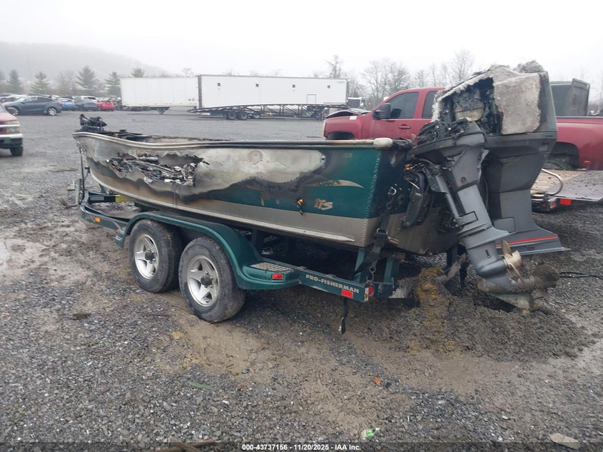 2003 LUND PRO V 205 BOAT AND TRAILER auction photo 3