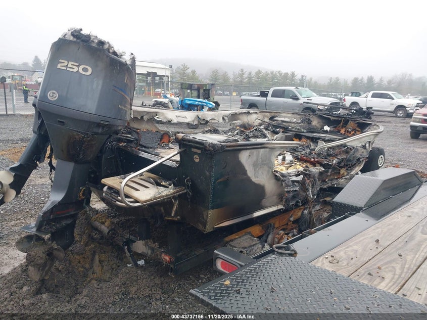 2003 LUND PRO V 205 BOAT AND TRAILER auction photo 4