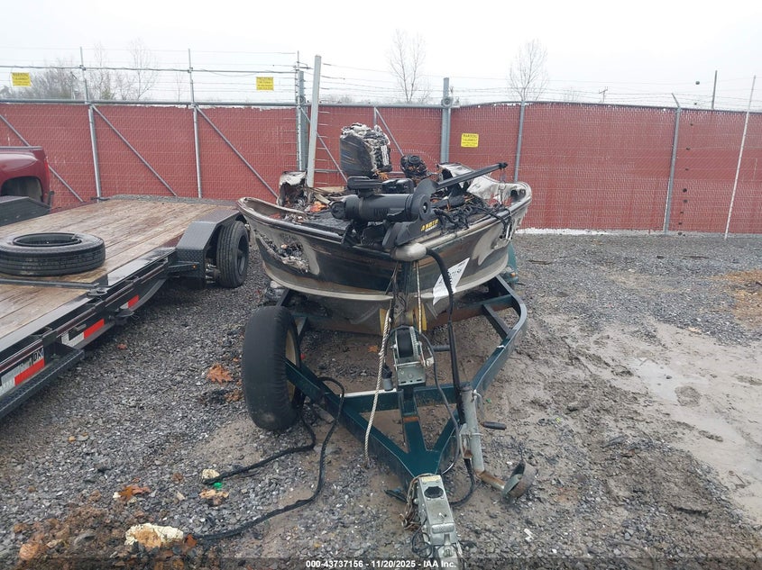 2003 LUND PRO V 205 BOAT AND TRAILER auction photo 6