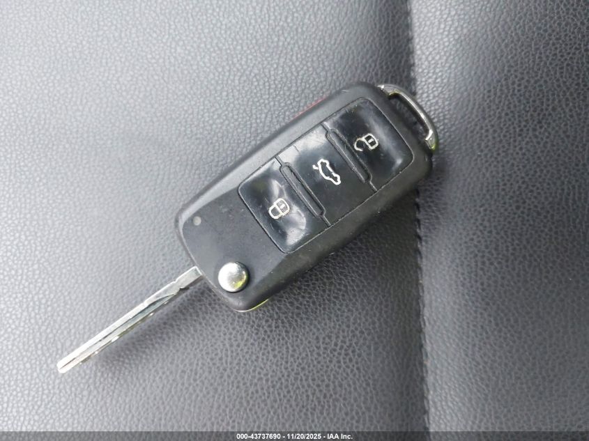 2012 Volkswagen Beetle 2.5L VIN: 3VWJP7AT5CM660700 Lot: 43737690