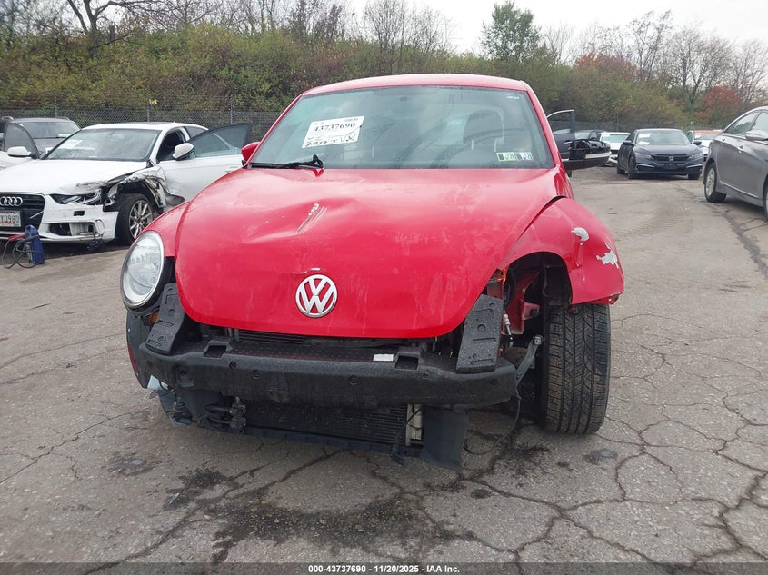 2012 Volkswagen Beetle 2.5L VIN: 3VWJP7AT5CM660700 Lot: 43737690