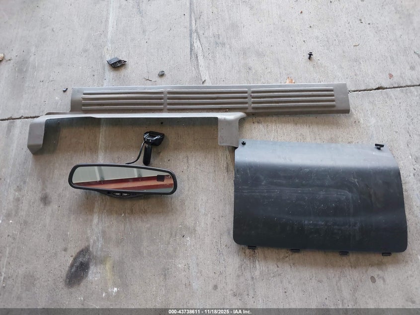 2001 GMC Yukon Xl Slt VIN: 3GKEC16T51G280049 Lot: 43738611