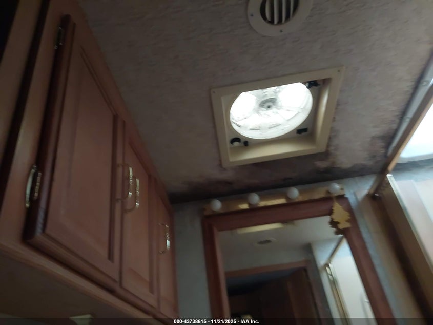 2001 Ford F550 Super Duty Stripped Chass VIN: 1FCNF53S810A06449 Lot: 43738615