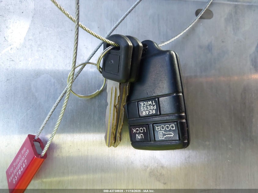 1996 Chevrolet Suburban C1500 VIN: 1GNEC16R5TJ385599 Lot: 43738939