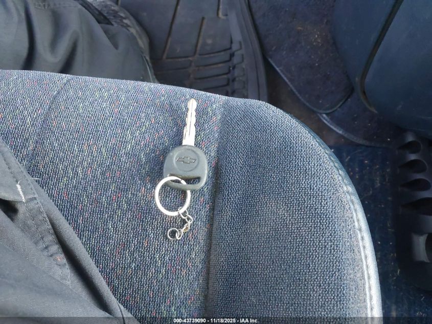 2000 Chevrolet Astro VIN: 1GNDM19W3YB135757 Lot: 43739090