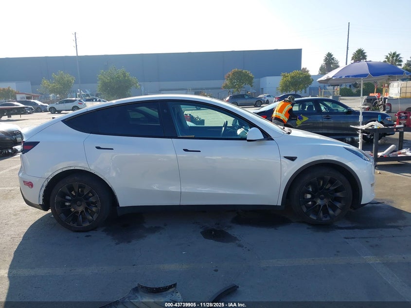 2023 Tesla Model Y Awd/Long Range Dual Motor All-Wheel Drive VIN: 7SAYGDEEXPF959687 Lot: 43739905