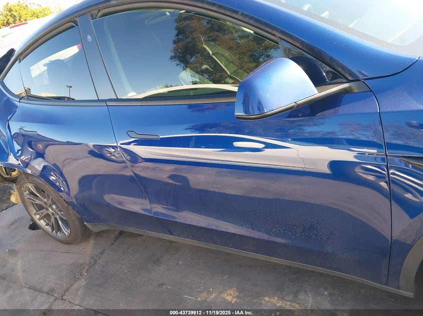 2025 Tesla Model Y Long Range Dual Motor All-Wheel Drive VIN: 7SAYGDEE1SF284997 Lot: 43739912