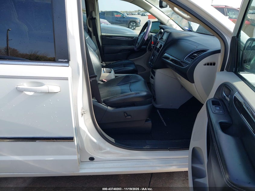 2011 Chrysler Town & Country Touring-L VIN: 2A4RR8DG4BR690051 Lot: 43740203