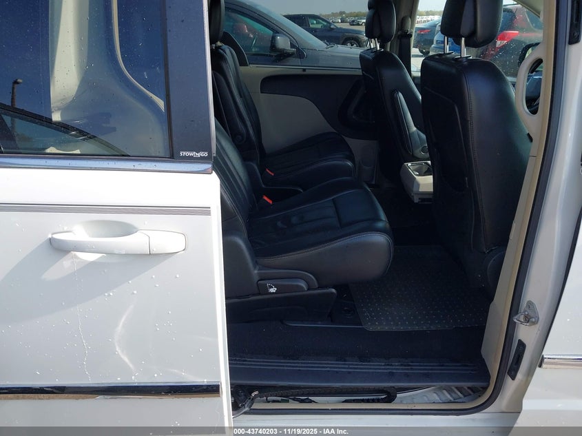 2011 Chrysler Town & Country Touring-L VIN: 2A4RR8DG4BR690051 Lot: 43740203