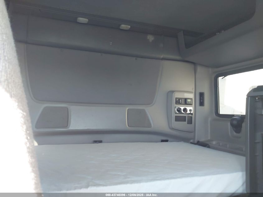 2018 International Lt VIN: 3HSDZAPR0JN355557 Lot: 43740396