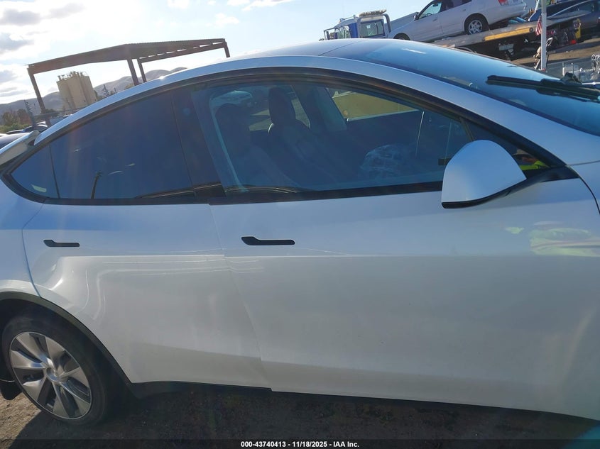 2022 Tesla Model Y Long Range Dual Motor All-Wheel Drive VIN: 7SAYGDEE1NF434806 Lot: 43740413