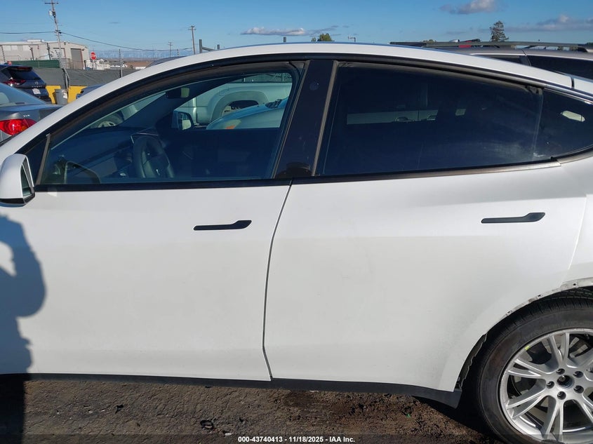 2022 Tesla Model Y Long Range Dual Motor All-Wheel Drive VIN: 7SAYGDEE1NF434806 Lot: 43740413