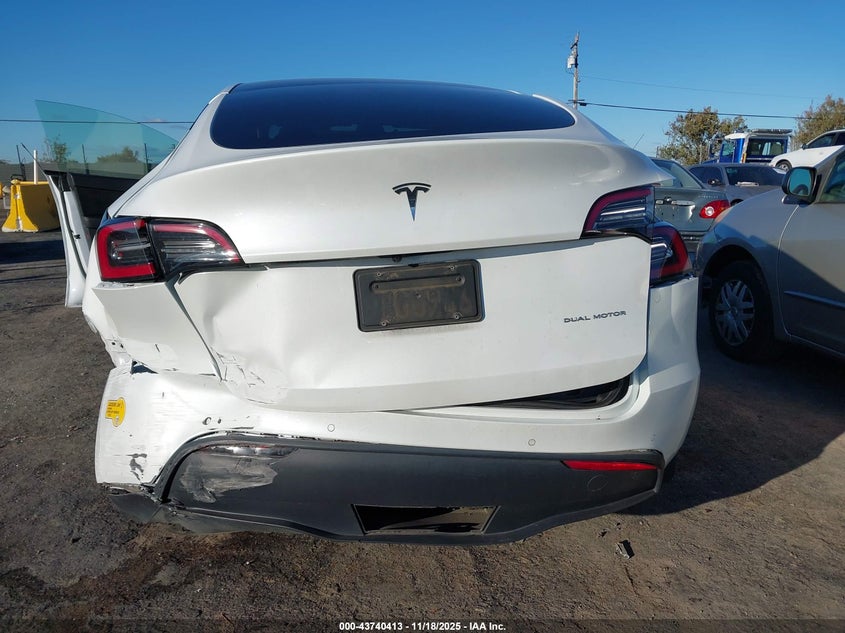 2022 Tesla Model Y Long Range Dual Motor All-Wheel Drive VIN: 7SAYGDEE1NF434806 Lot: 43740413