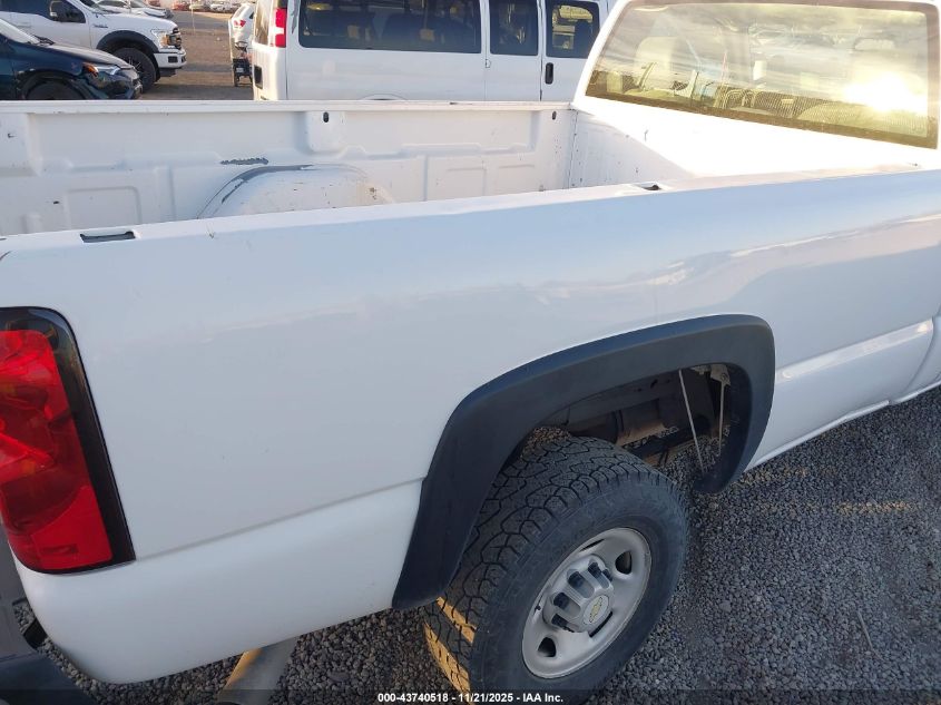 2006 Chevrolet Silverado 2500Hd Work Truck VIN: 1GCHC24U46E284683 Lot: 43740518