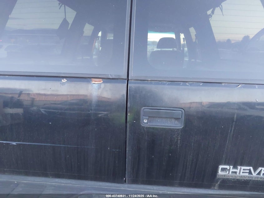 1995 Chevrolet Suburban K1500 VIN: 1GNFK16K3SJ394343 Lot: 43740931