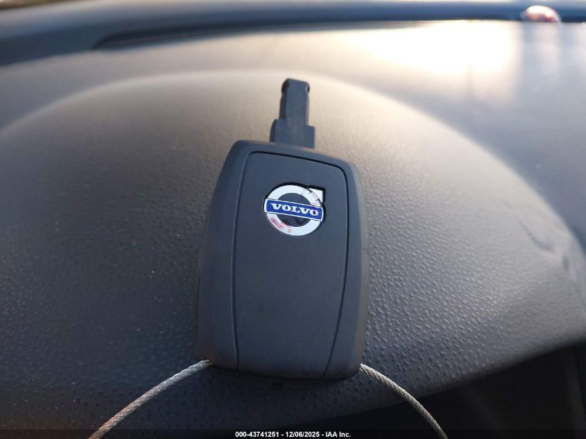 2010 Volvo V50 2.4I VIN: YV1382MW3A2568405 Lot: 43741251