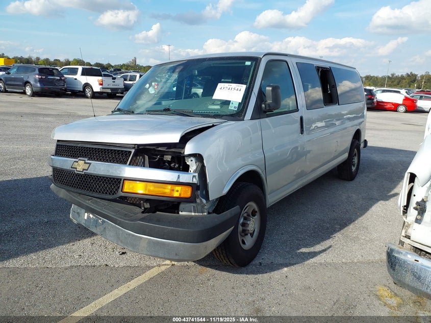 1GAZGPF73M1212075 2021 CHEVROLET EXPRESS photo no. 2