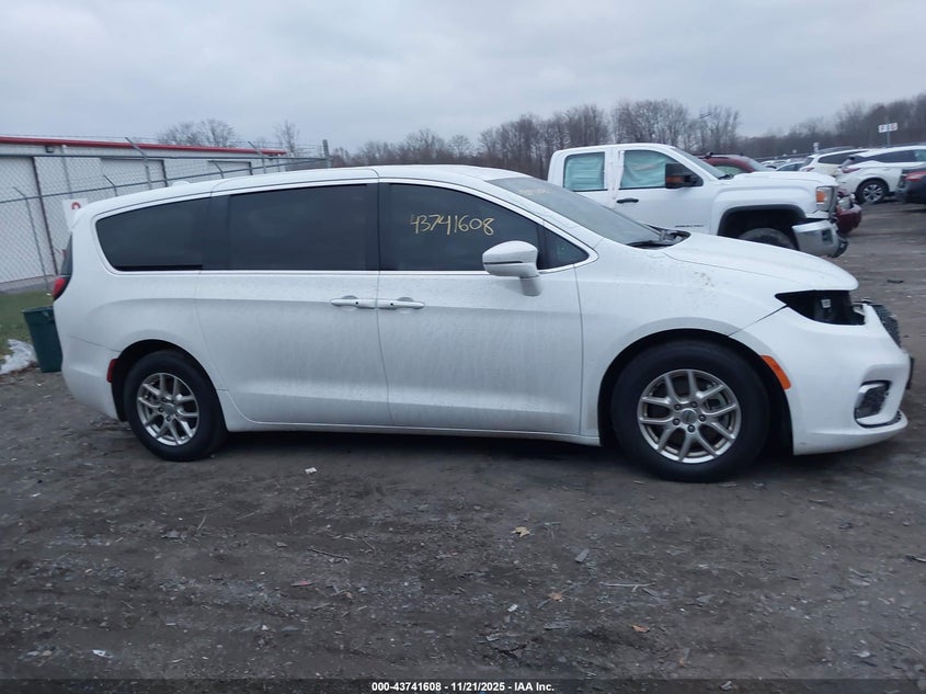 2022 Chrysler Pacifica Touring L VIN: 2C4RC1BG5NR118136 Lot: 43741608