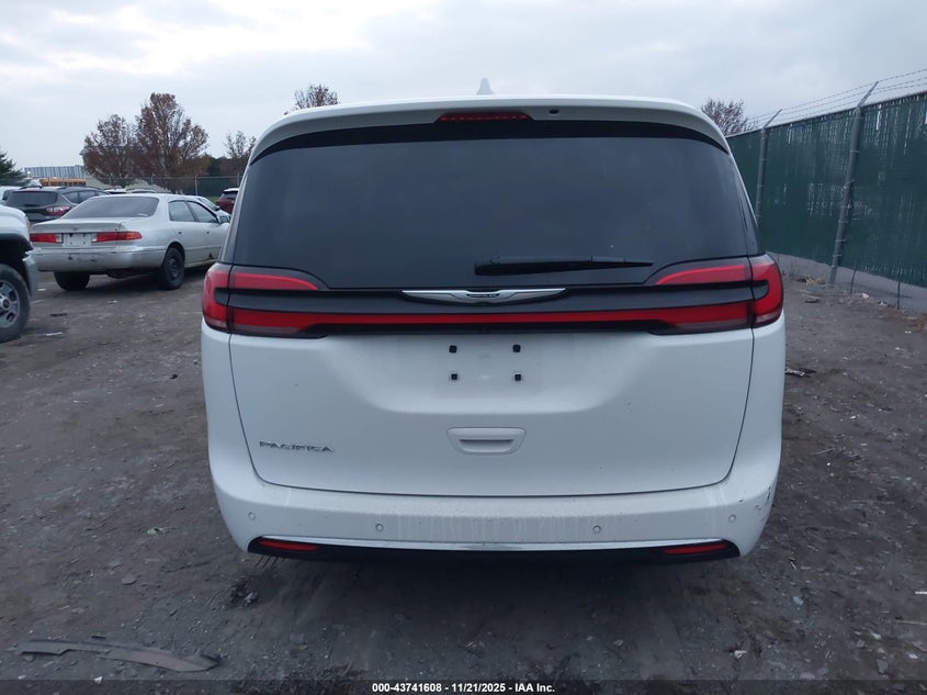 2022 Chrysler Pacifica Touring L VIN: 2C4RC1BG5NR118136 Lot: 43741608