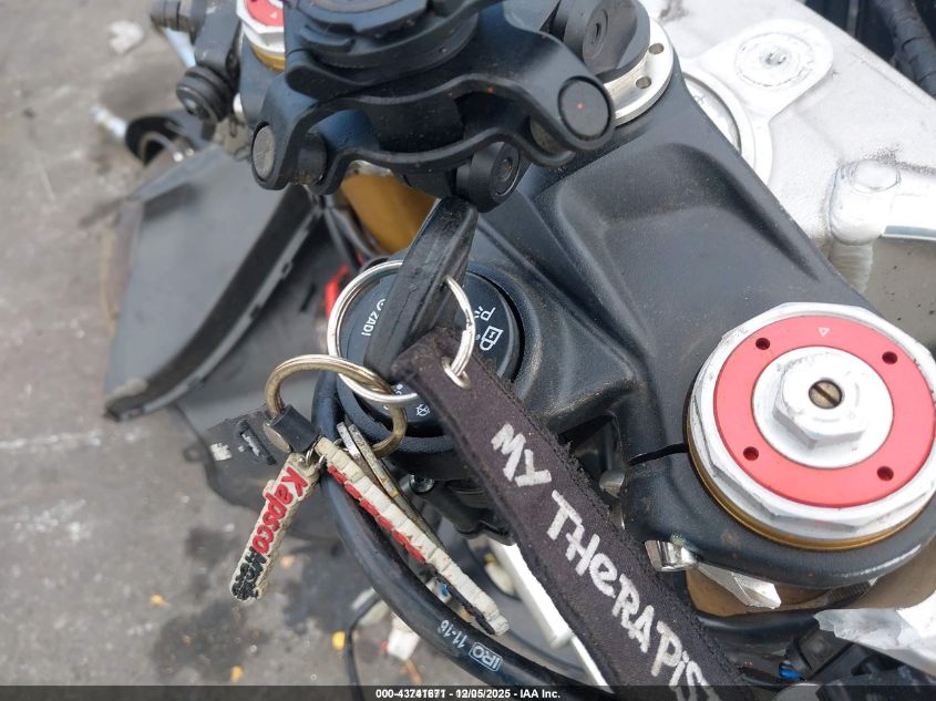 2017 Aprilia Rsv4 Rr VIN: ZD4KEU001HS000062 Lot: 43741671