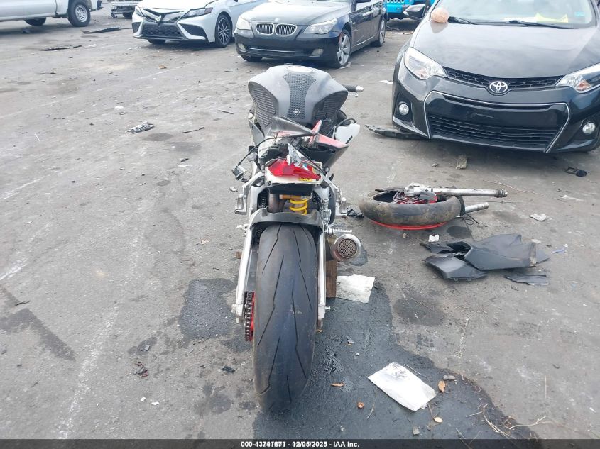 2017 Aprilia Rsv4 Rr VIN: ZD4KEU001HS000062 Lot: 43741671