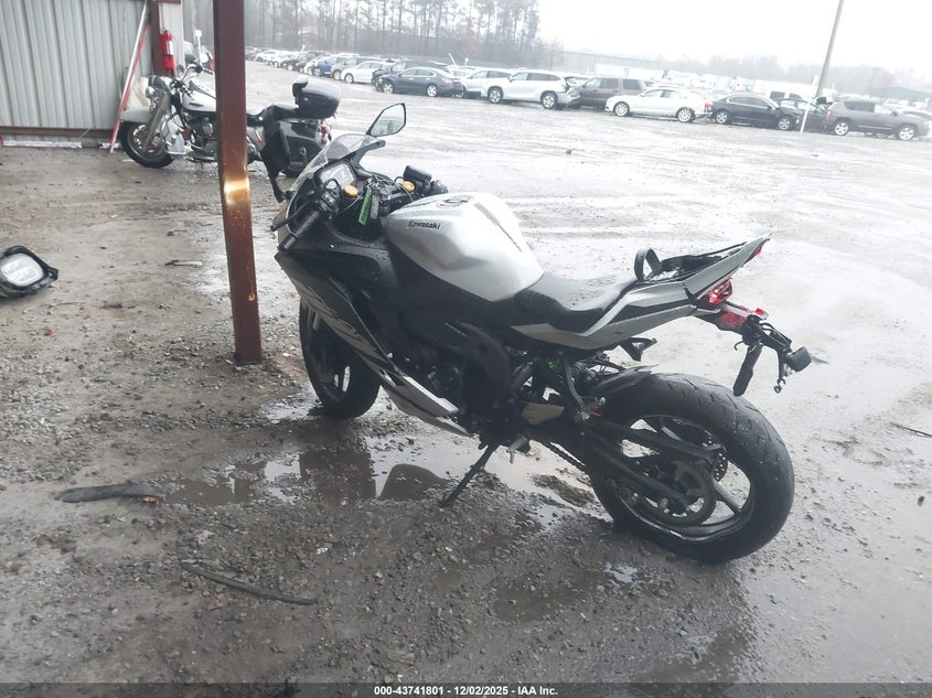 ML5ZXCS12SDA32581 2025 KAWASAKI ZX photo no. 3