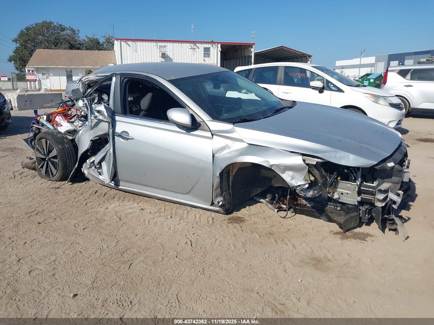 NISSAN ALTIMA SV FWD