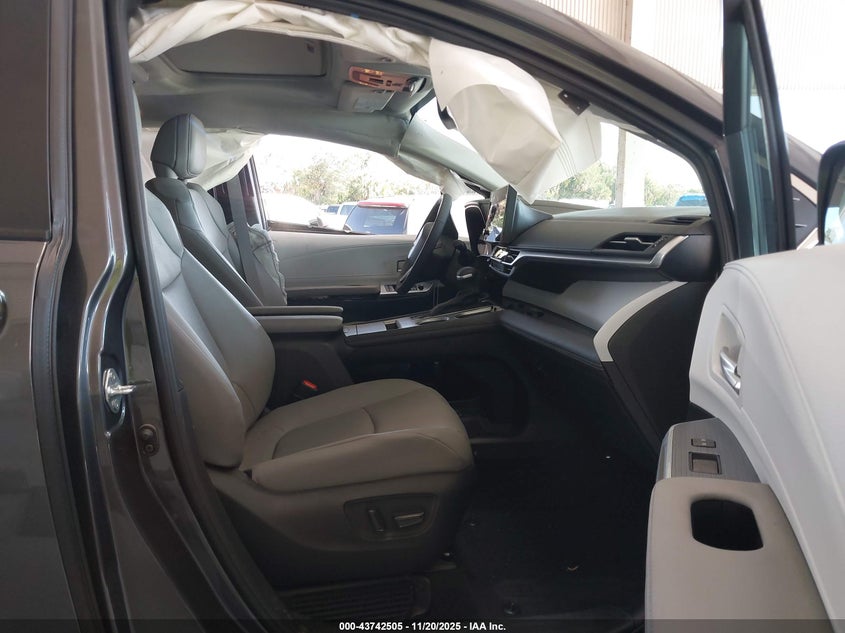 2025 Toyota Sienna Xle