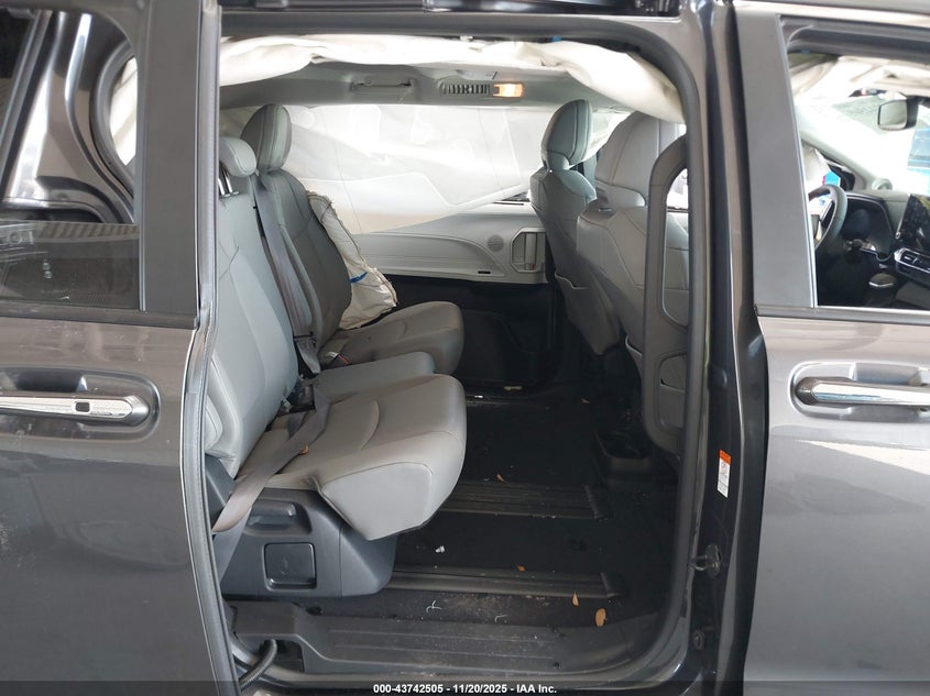2025 Toyota Sienna Xle #8
