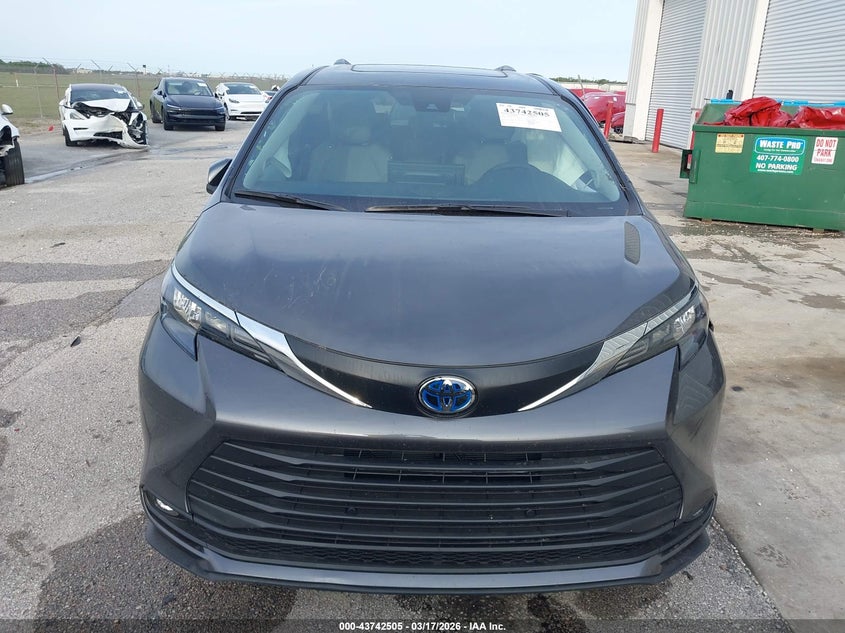 2025 Toyota Sienna Xle #12