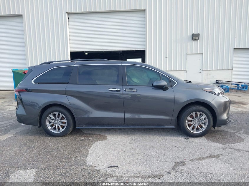2025 Toyota Sienna Xle #13