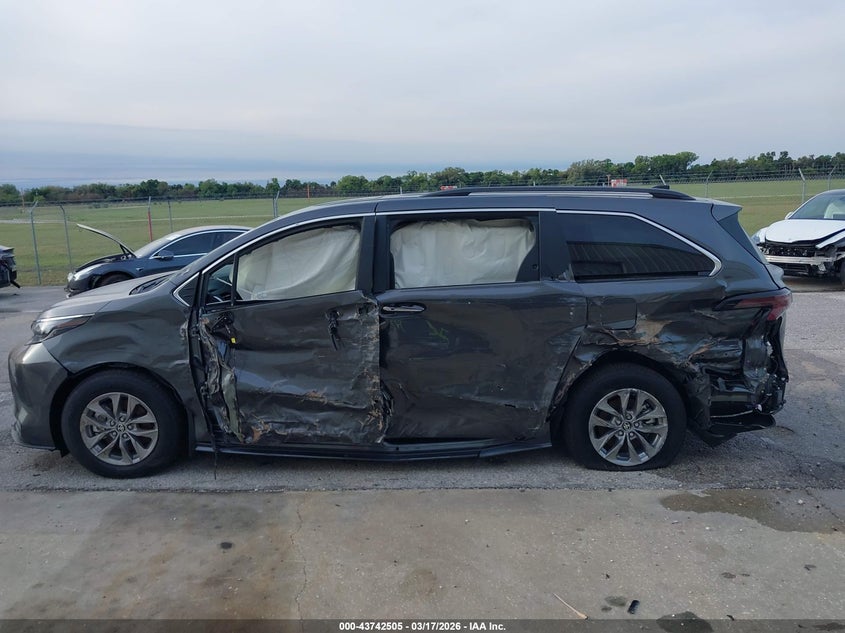 2025 Toyota Sienna Xle #14
