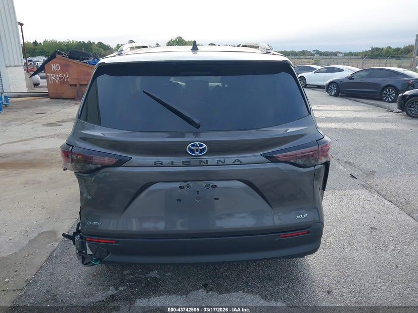 2025 Toyota Sienna Xle #16
