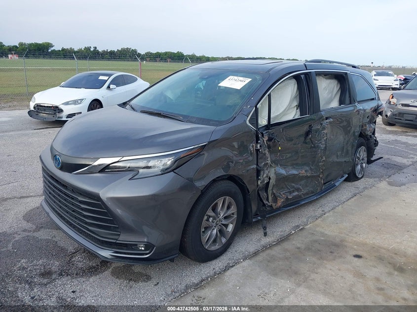 2025 Toyota Sienna Xle