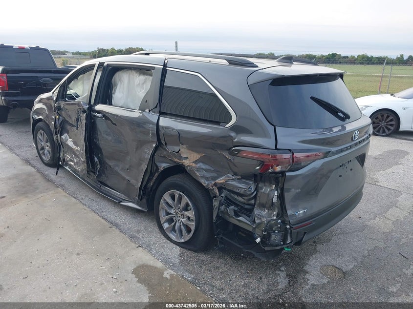 2025 Toyota Sienna Xle