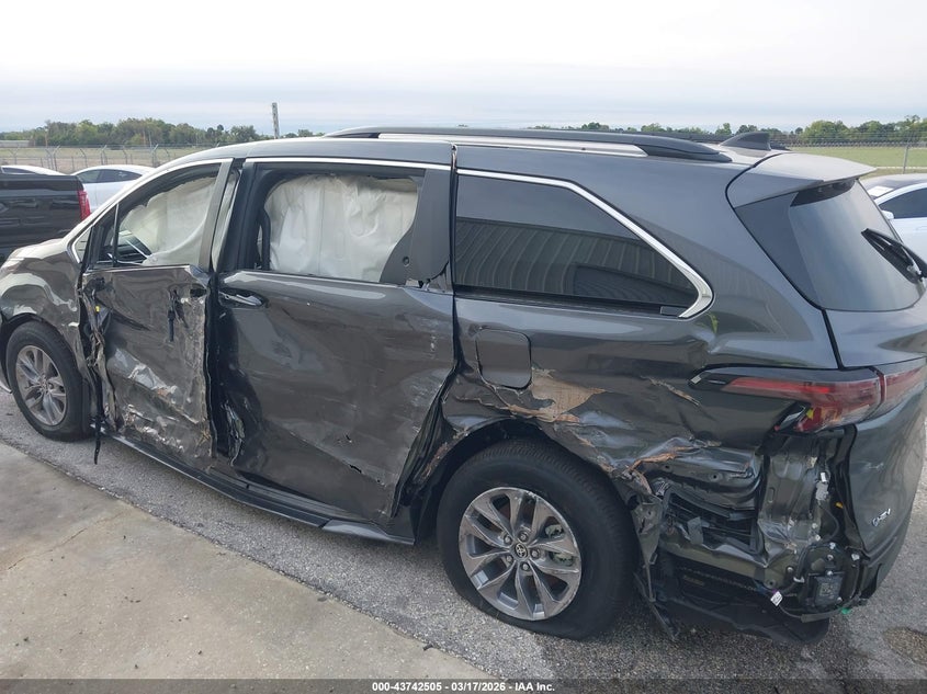 2025 Toyota Sienna Xle #6