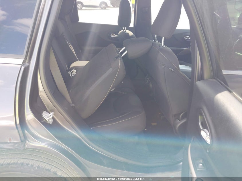 2017 Jeep Cherokee Latitude Fwd VIN: 1C4PJLCS7HW641469 Lot: 43742861