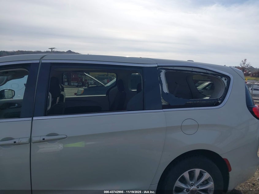 2017 Chrysler Pacifica Touring VIN: 2C4RC1DG0HR771006 Lot: 43742995