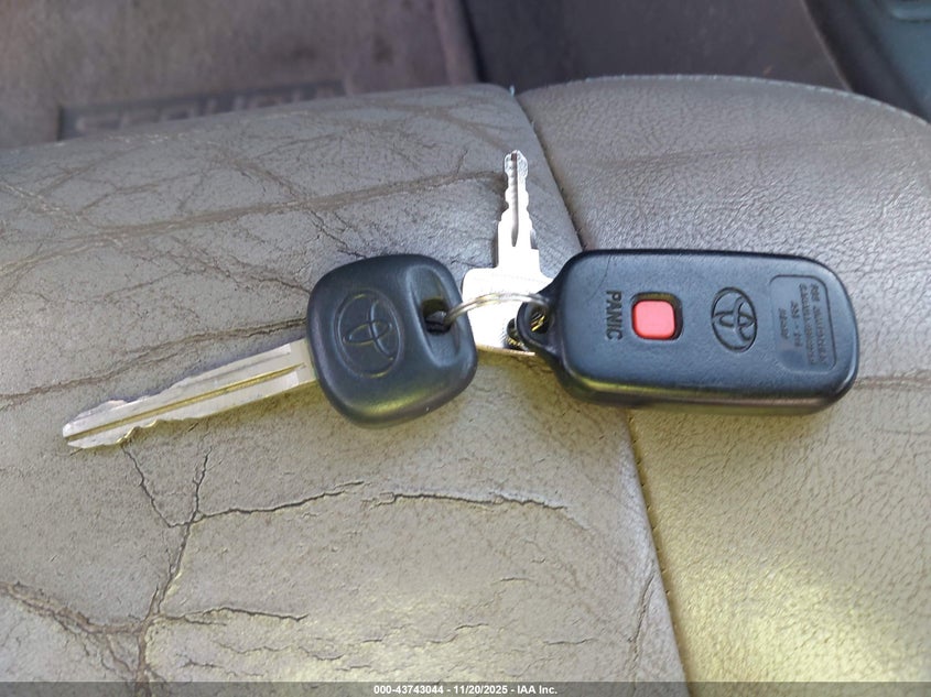 2001 Toyota Sequoia Sr5 V8 VIN: 5TDBT44A81S051237 Lot: 43743044