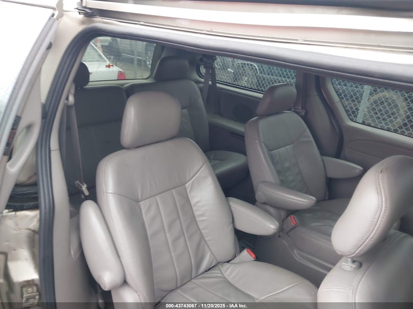 2002 Dodge Grand Caravan Es VIN: 2B4GP54L62R642949 Lot: 43743067