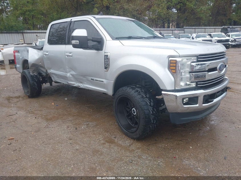 FORD F-250 LARIAT