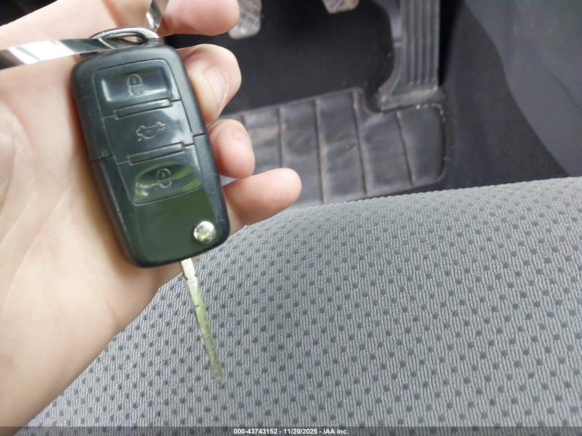 2006 Volkswagen Rabbit 4-Door VIN: WVWCR71K06W195695 Lot: 43743152